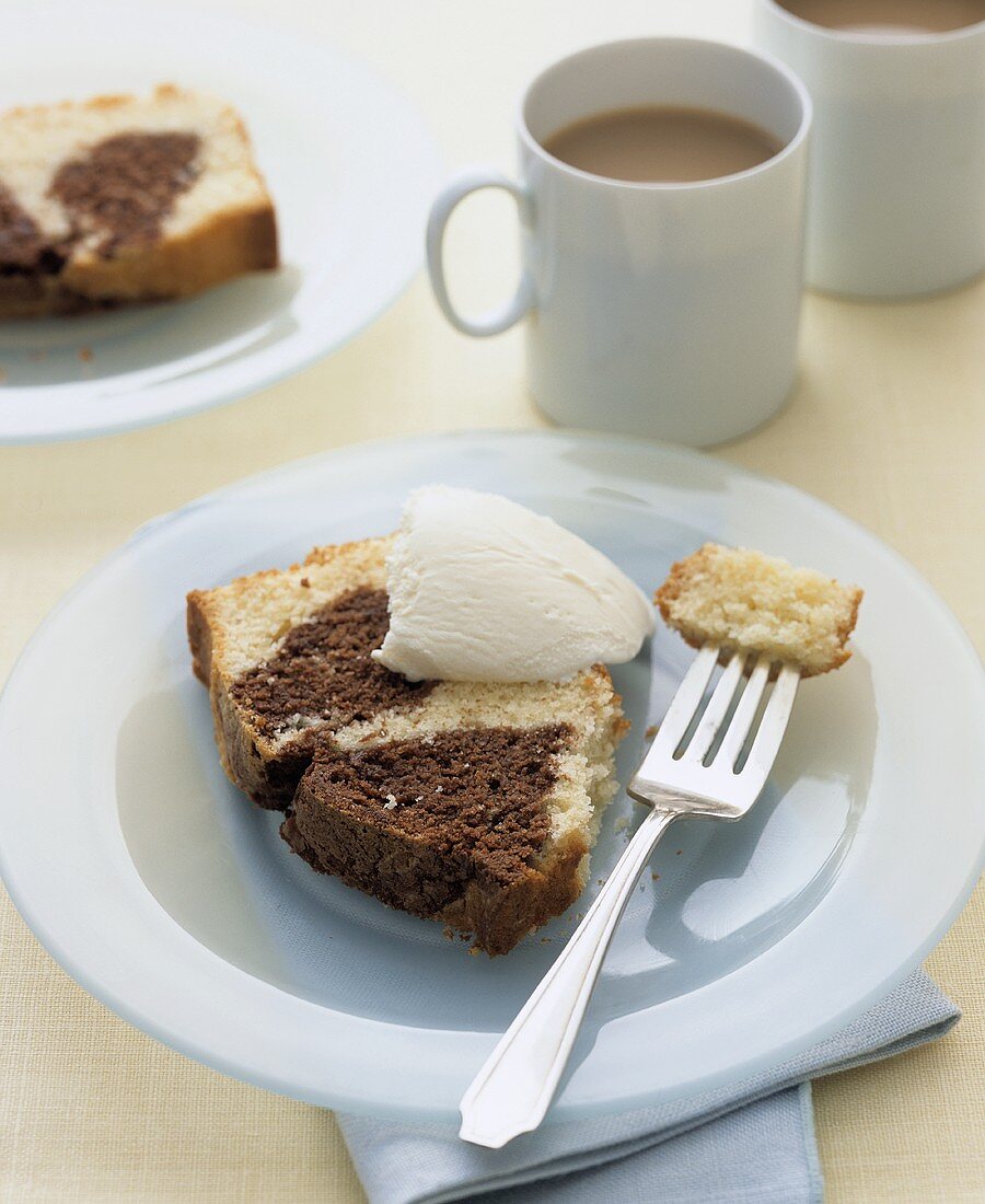 Ein Stück Marmorkuchen mit Vanilleeis und Kaffee