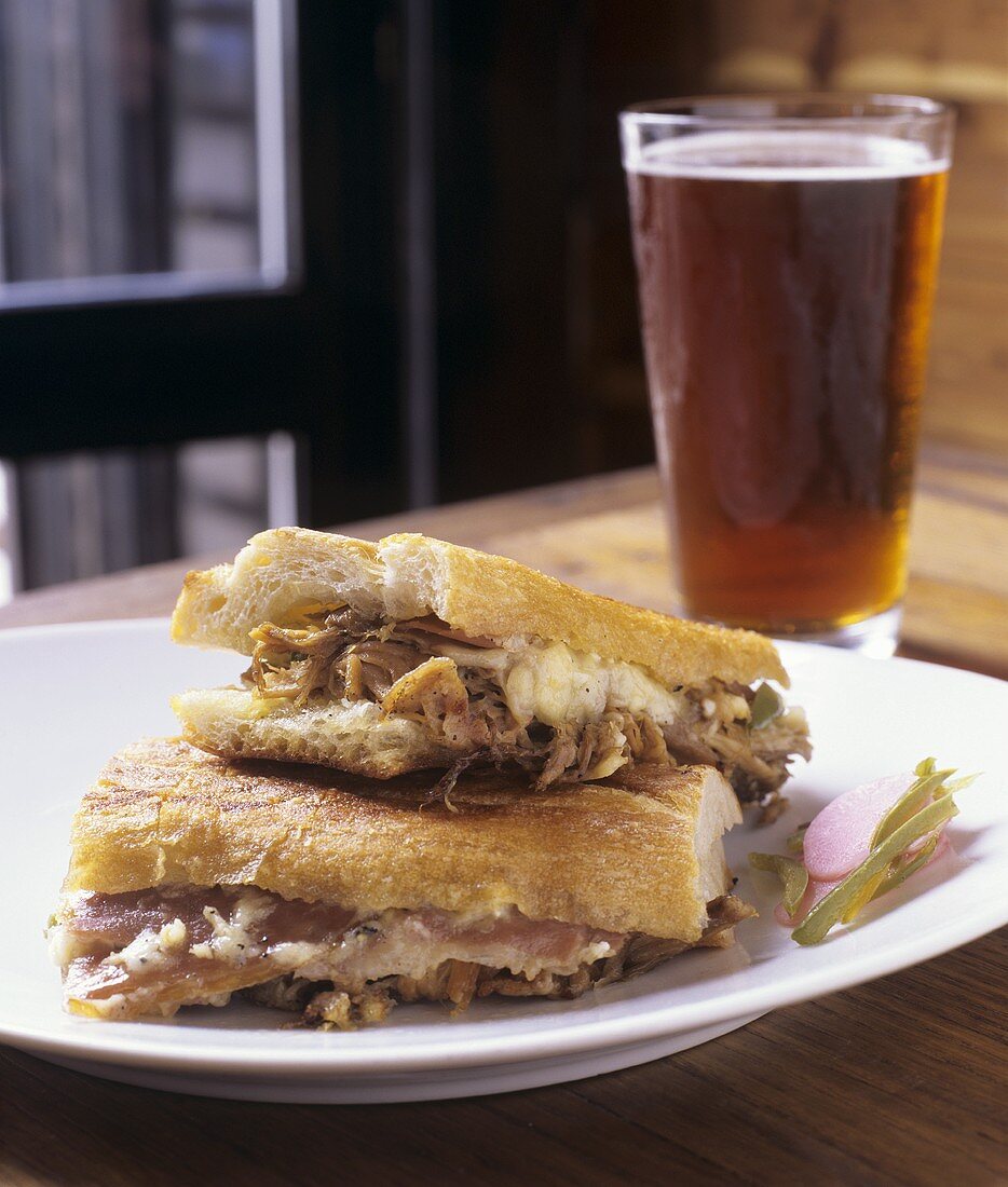 Sandwich mit Schweinefleisch und ein Glas Bier
