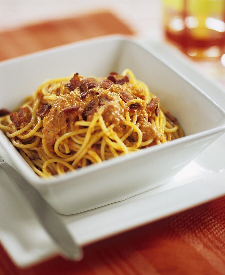 Spaghetti mit gebratenem Speck und Paprika