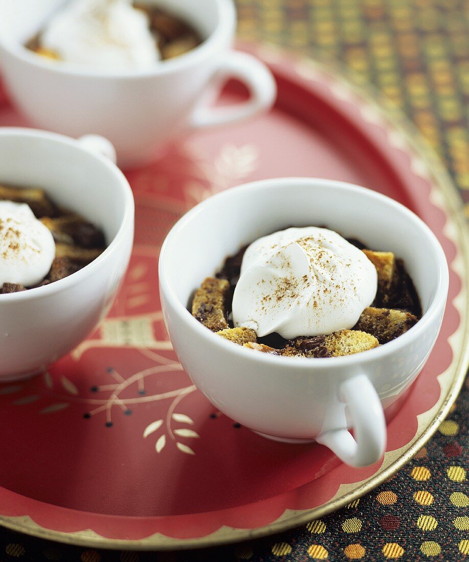 Brotpudding mit Mochaccino in Kaffeetassen