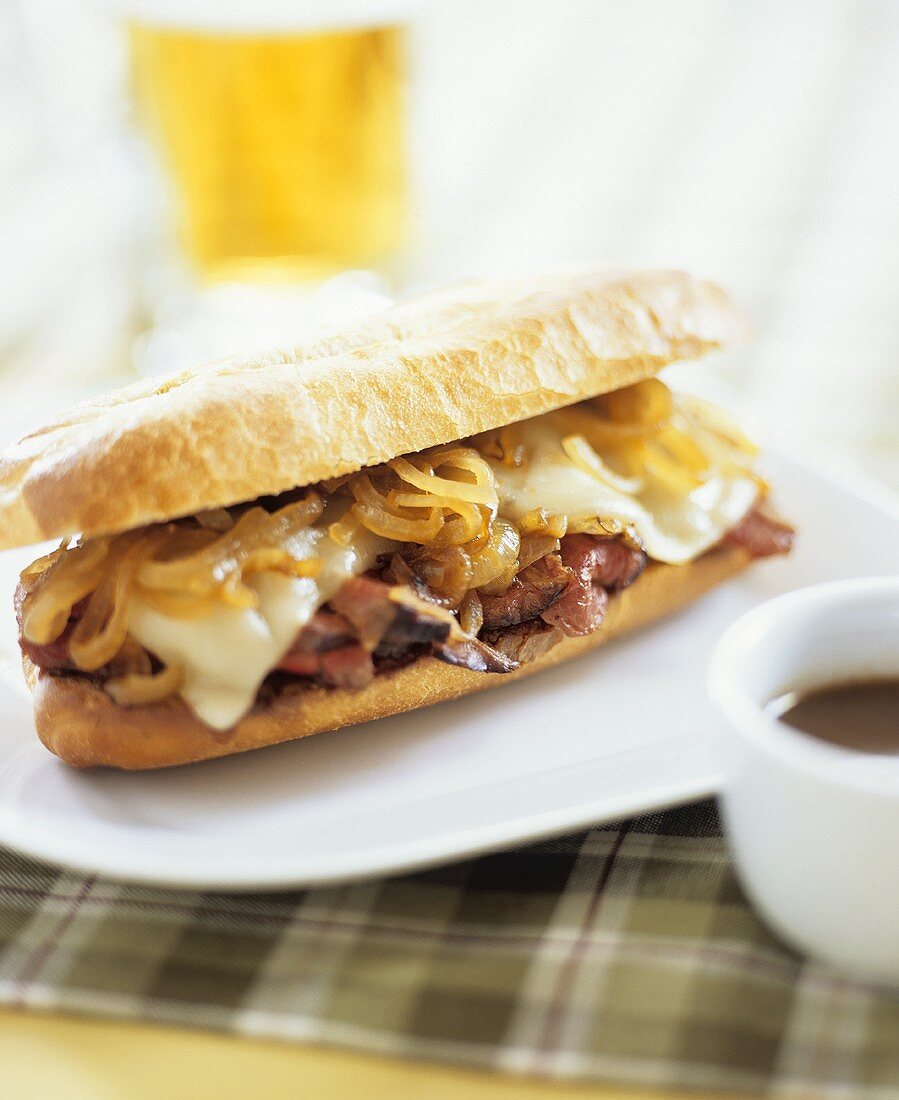 French Dip Sandwich (mit Roastbeefscheiben und Sauce)