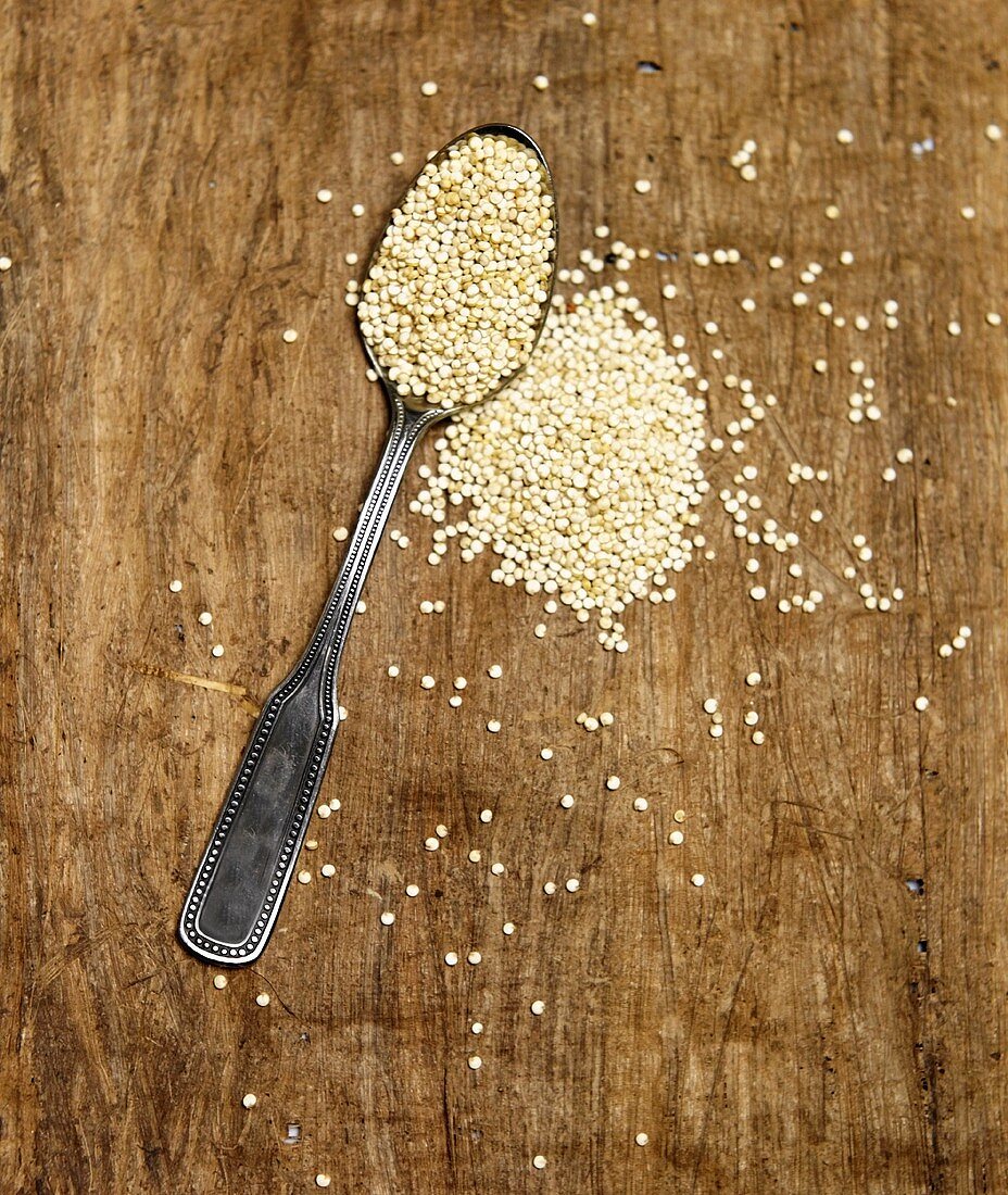 Quinoa auf und nebem einem Löffel