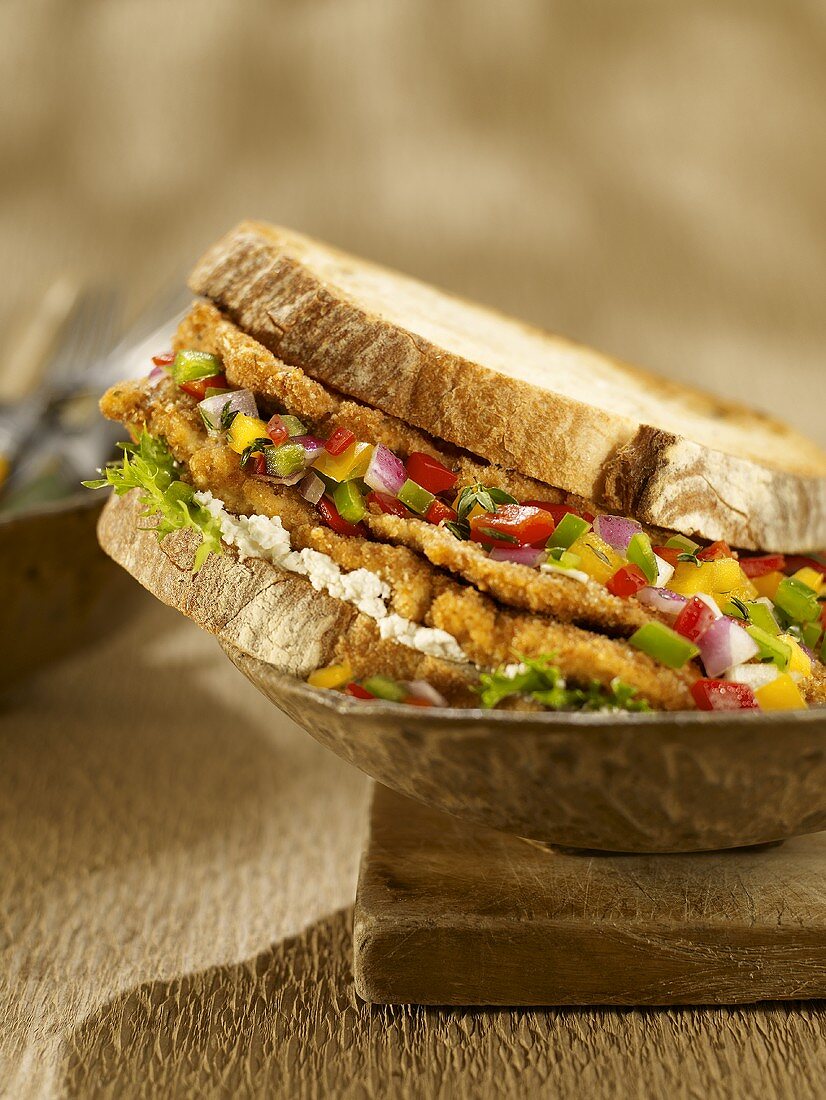 Hähnchen-Sandwich mit Salsa