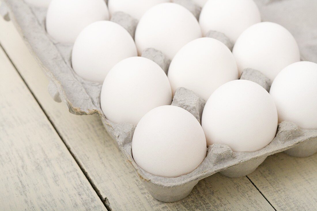 weiße Eier im Eierkarton