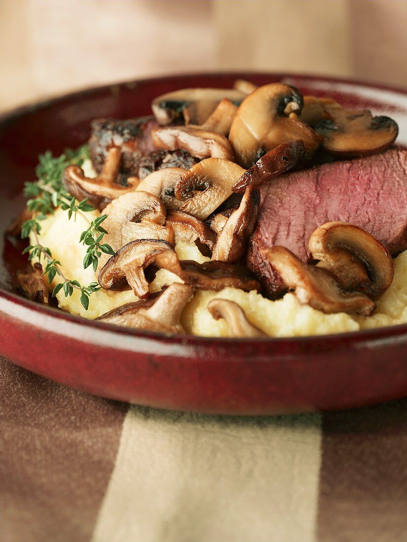 Roastbeef mit gebratenen Pilzen auf Kartoffelpüree