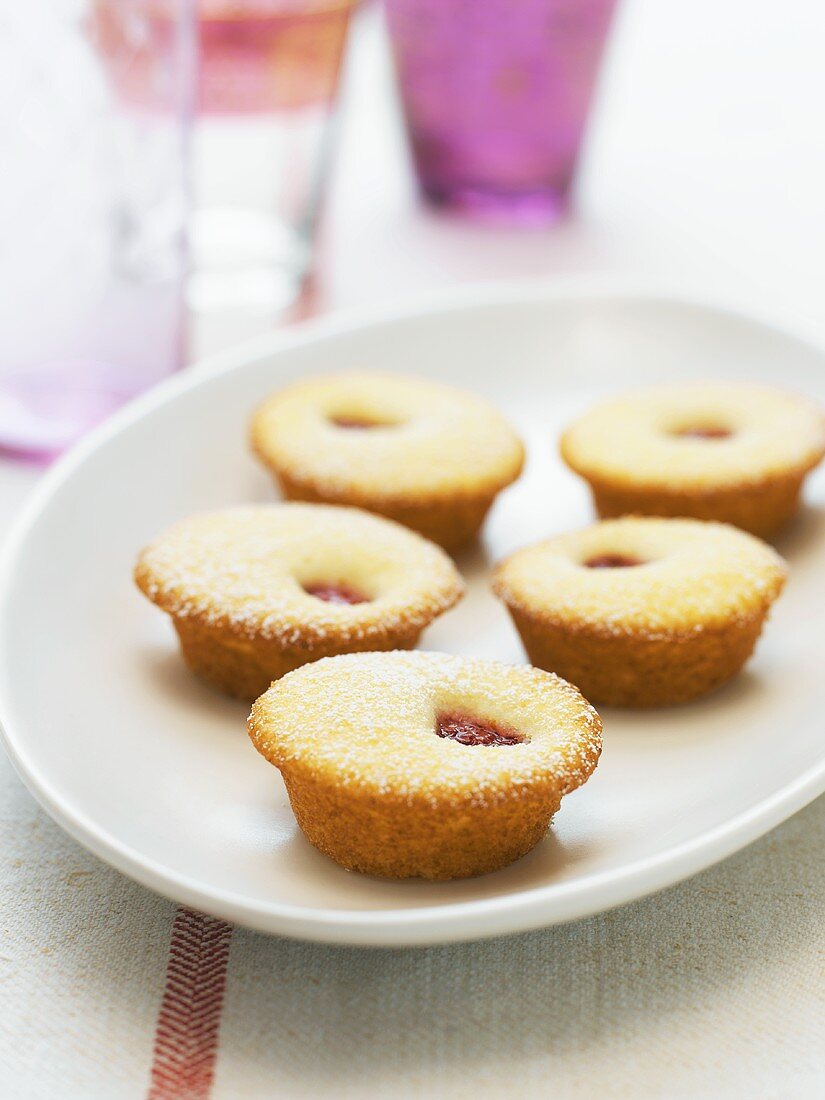 Fünf Mini-Biskuit-Kuchen mit Konfitüre gefüllt