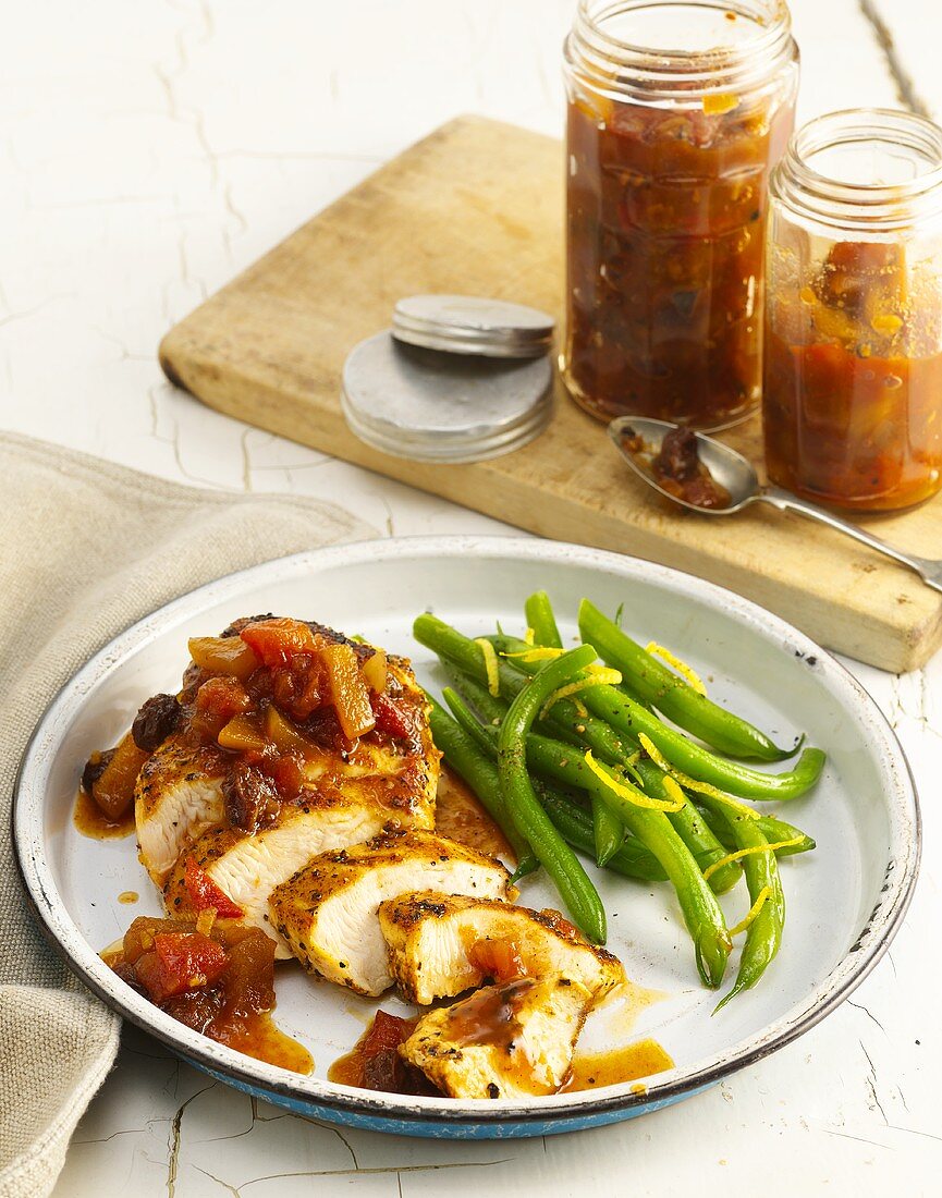 Hähnchenbrust mit grünen Bohnen und Tomatenchutney