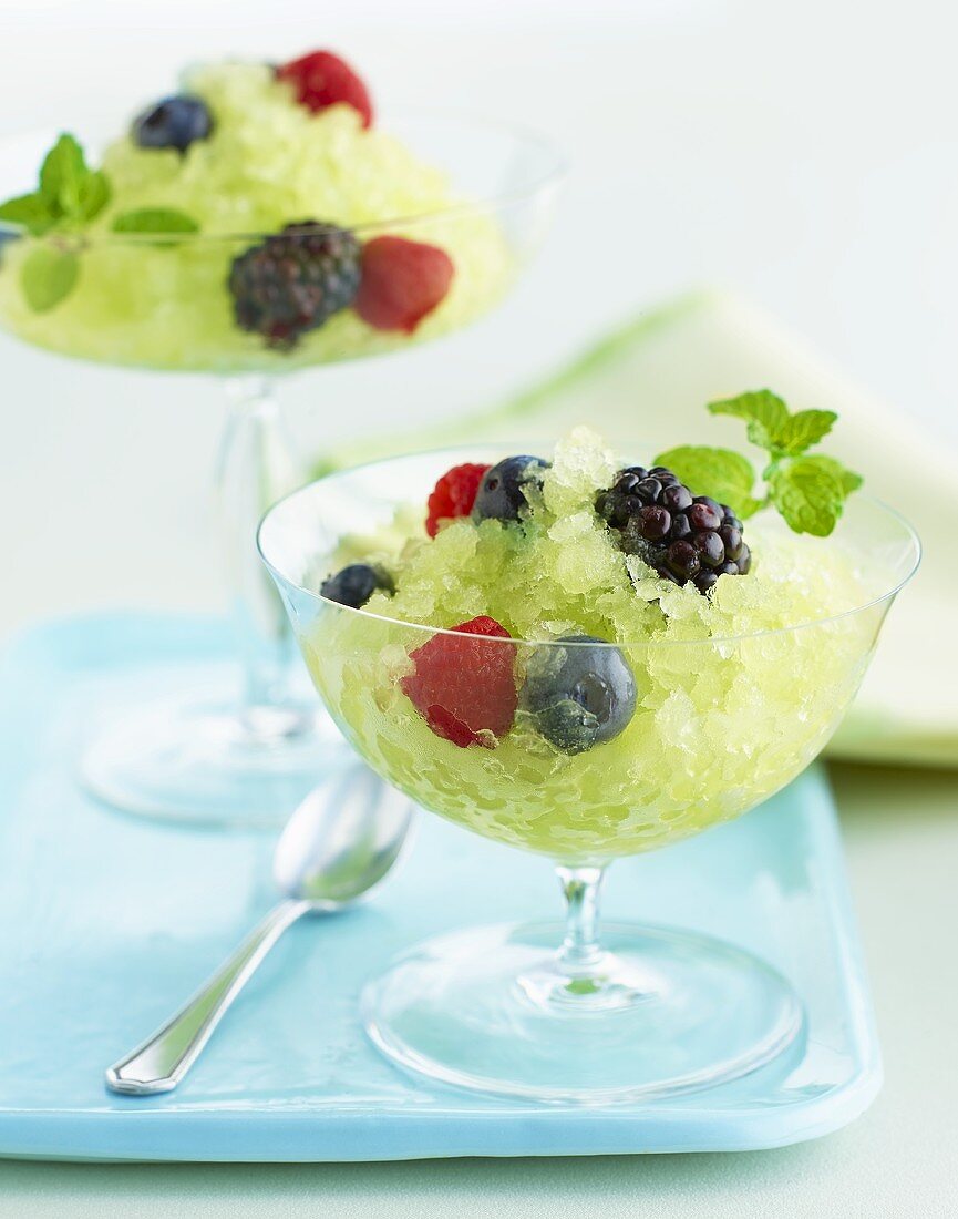 Minz-Granita mit frischen Beeren in zwei Gläsern