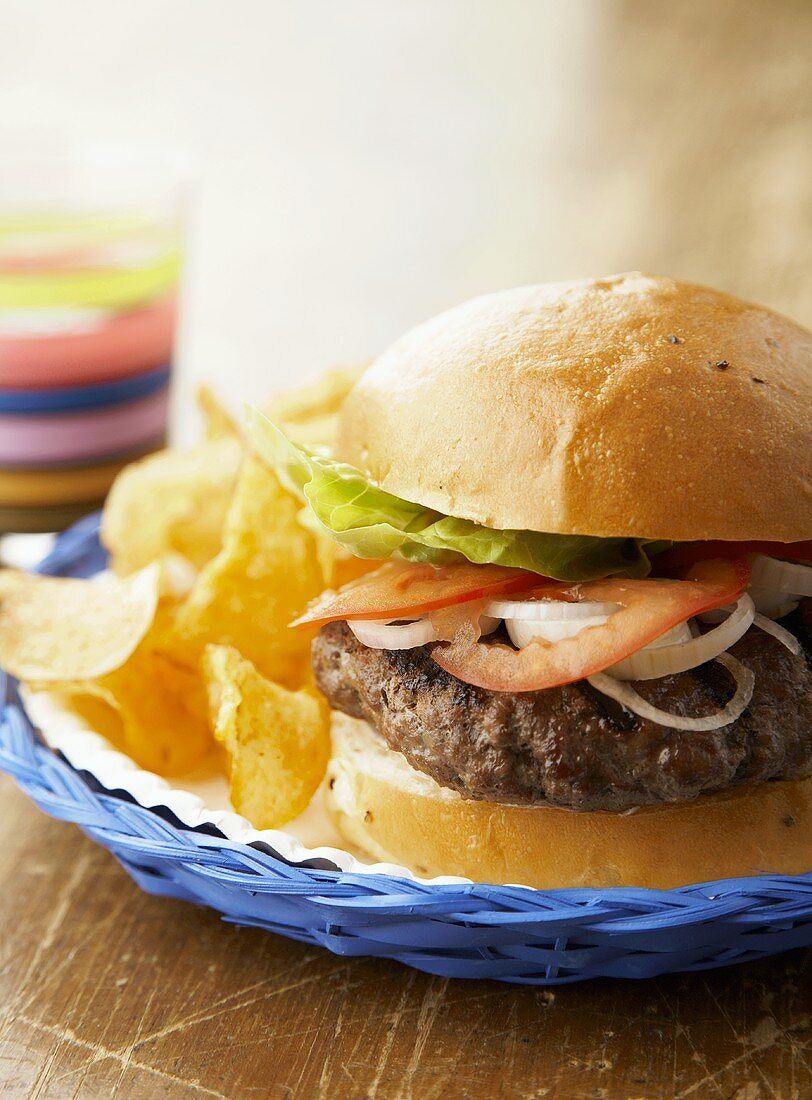 Burger mit Tomaten, Zwiebeln und Kartoffelchips