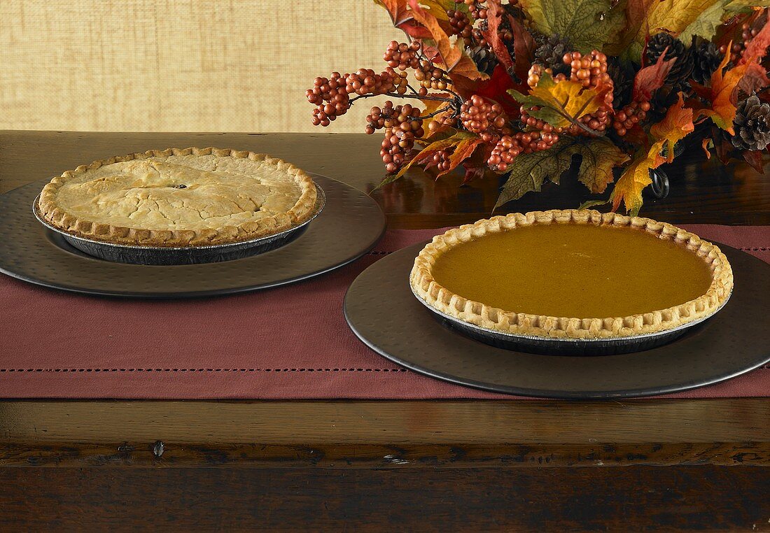 Zwei Pumpkin Pies auf Kuchenplatten