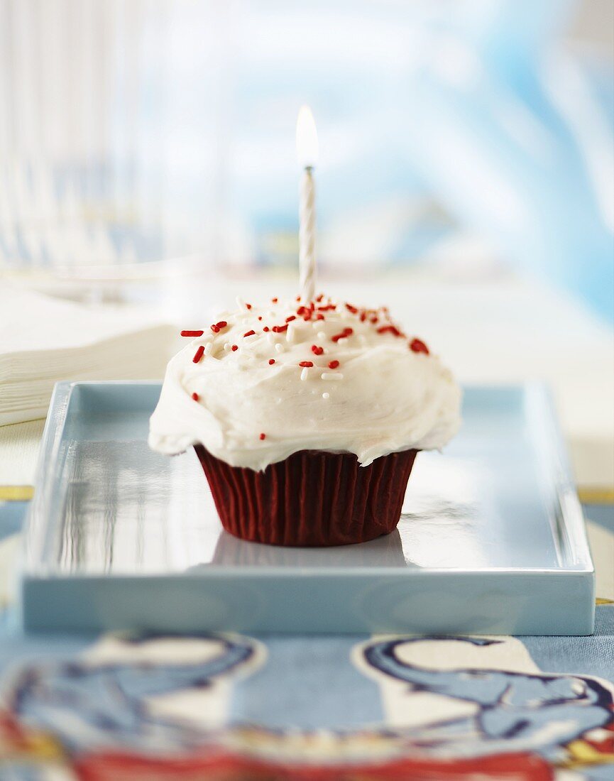 Cupcake mit brennender Kerze zum Geburtstag