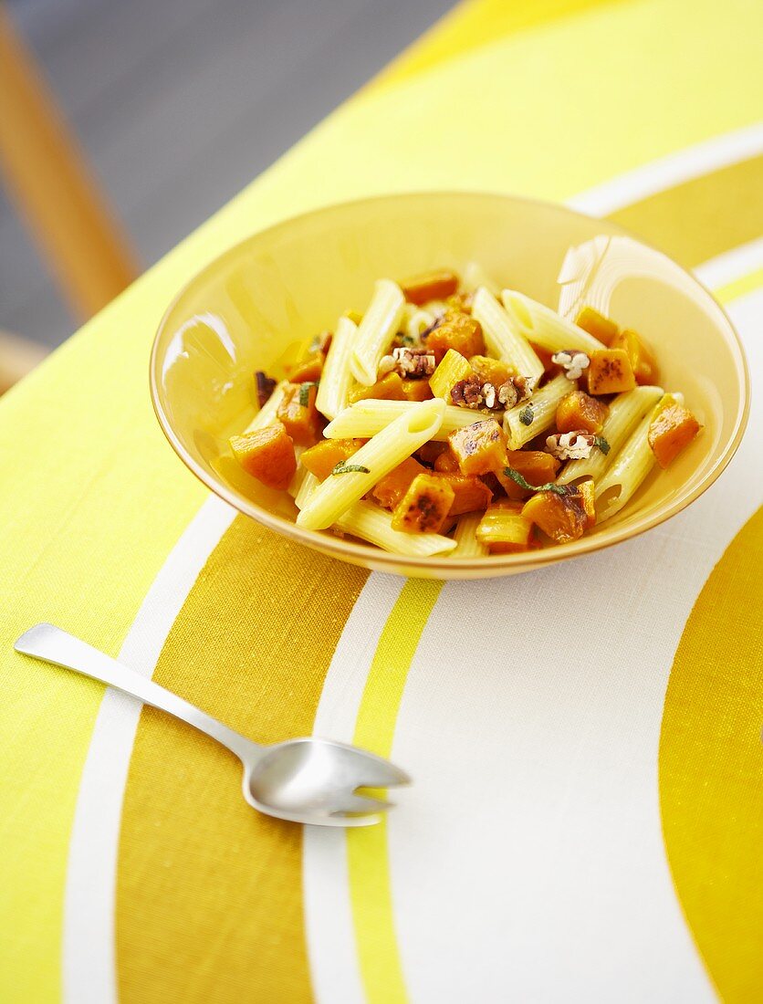 Penne mit Kürbis, Nüsen und Basilikum