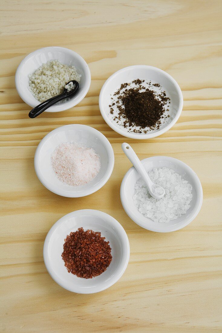 Fünf verschiedene Salzsorten in Schälchen