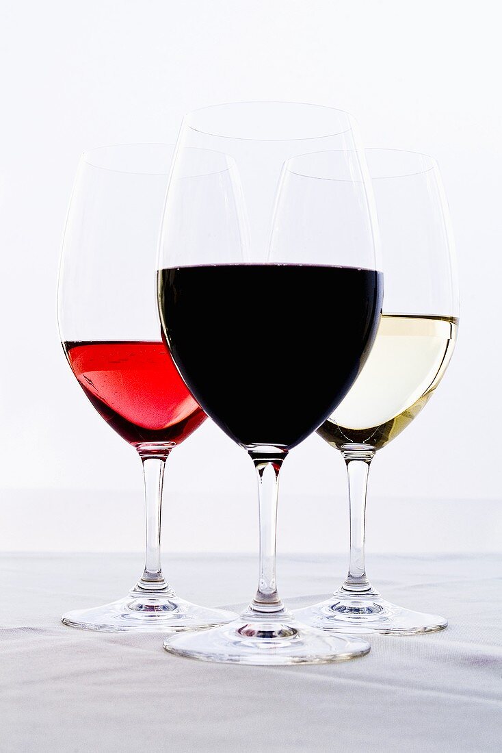 Je ein Glas Rotwein, Weißwein und Rose