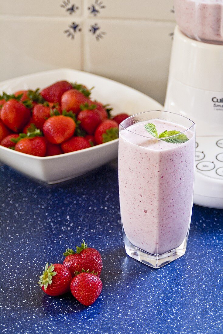 Erdbeersmoothie und frische Erdbeeren