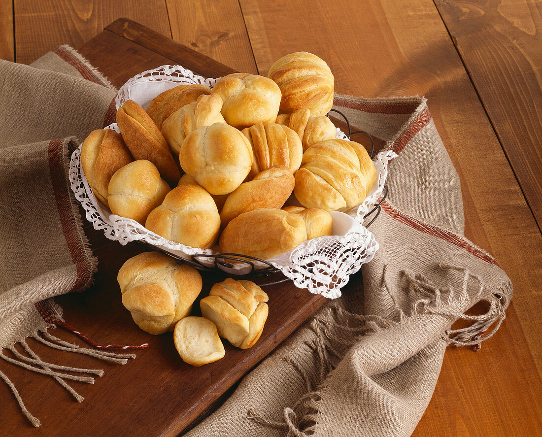 Korb mit verschiedenen Brötchen