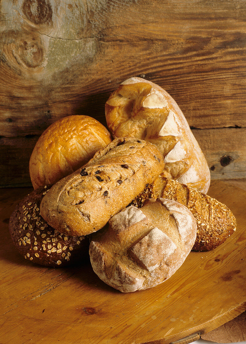 Verschiedene Brot auf Holzuntergrund