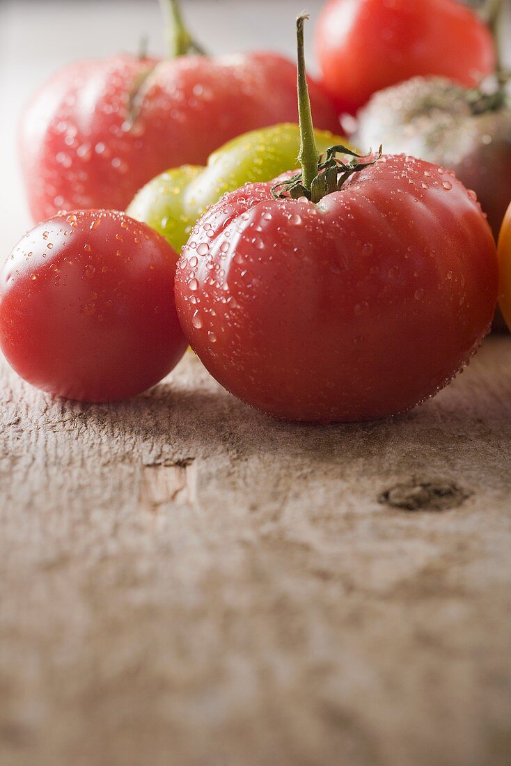 Heirloom Tomaten mit Wassertropfen