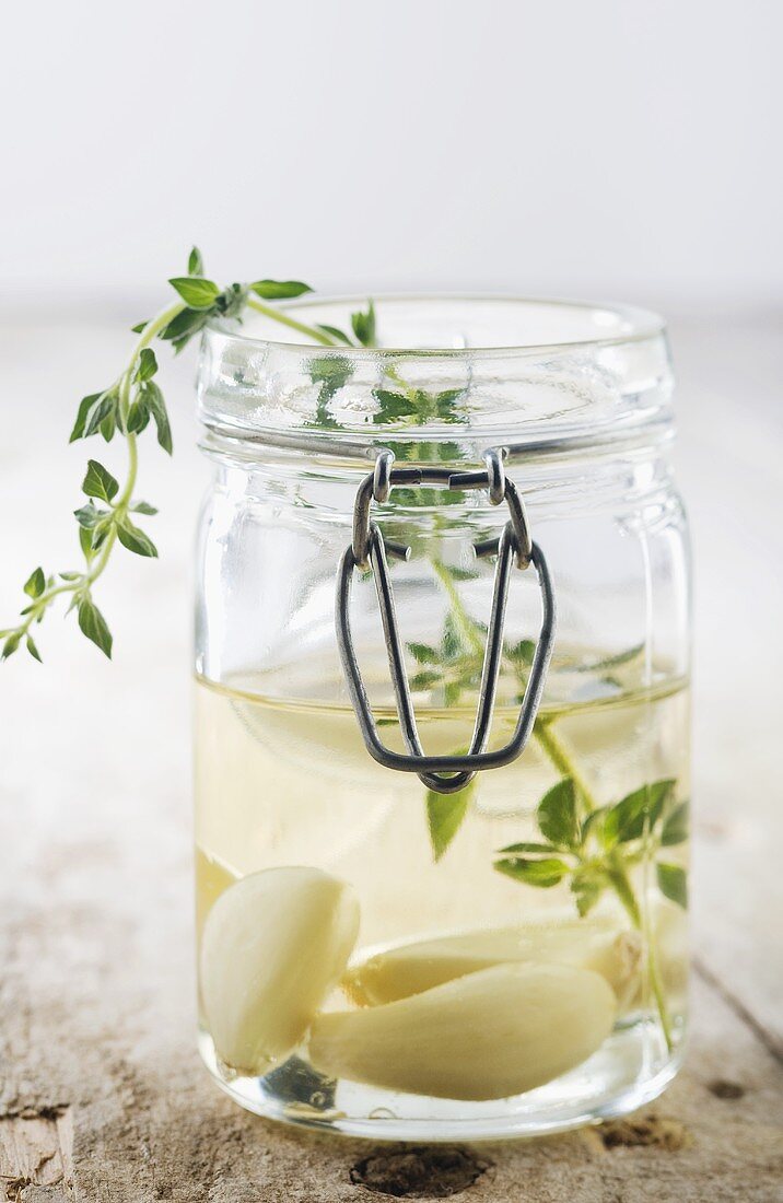 Öl mit Knoblauch und Thymian im Einmachglas