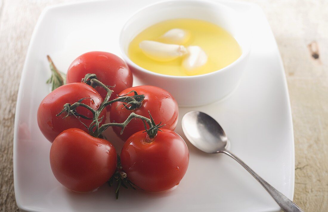 Frische Tomaten und Knoblauchöl