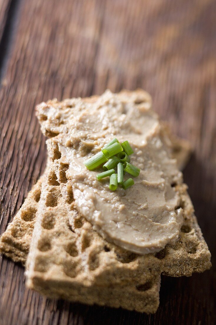 Knäckebrot mit Entenmousse und Schnittlauch