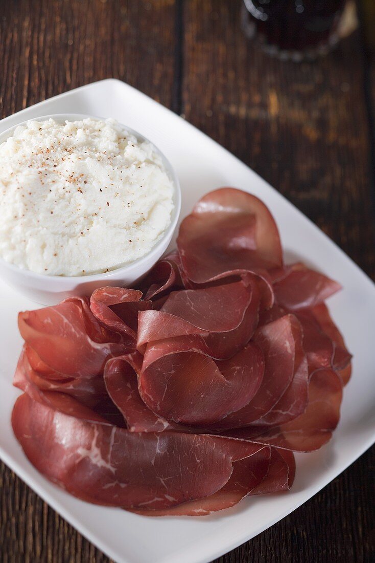 Ricotta und Bresaola auf Platte