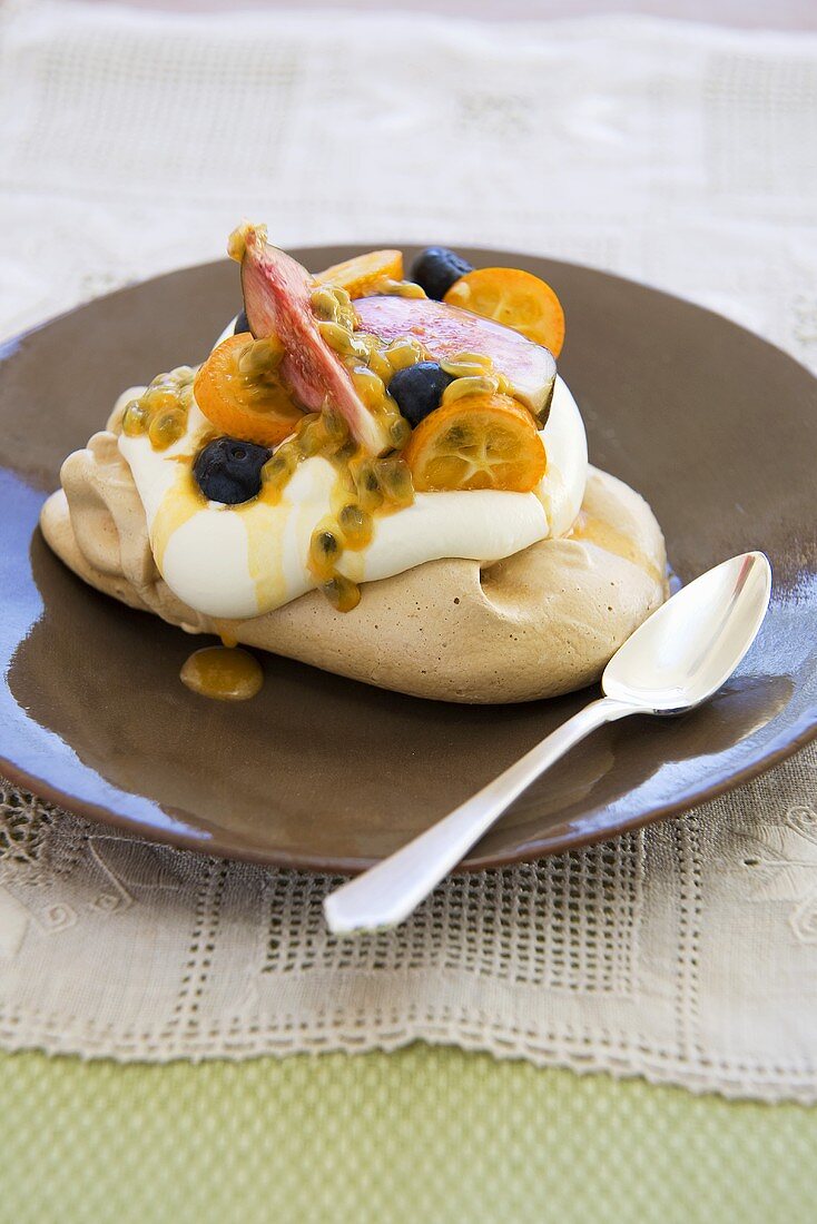 Baiser aus braunem Zucker mit Sahne und Früchten