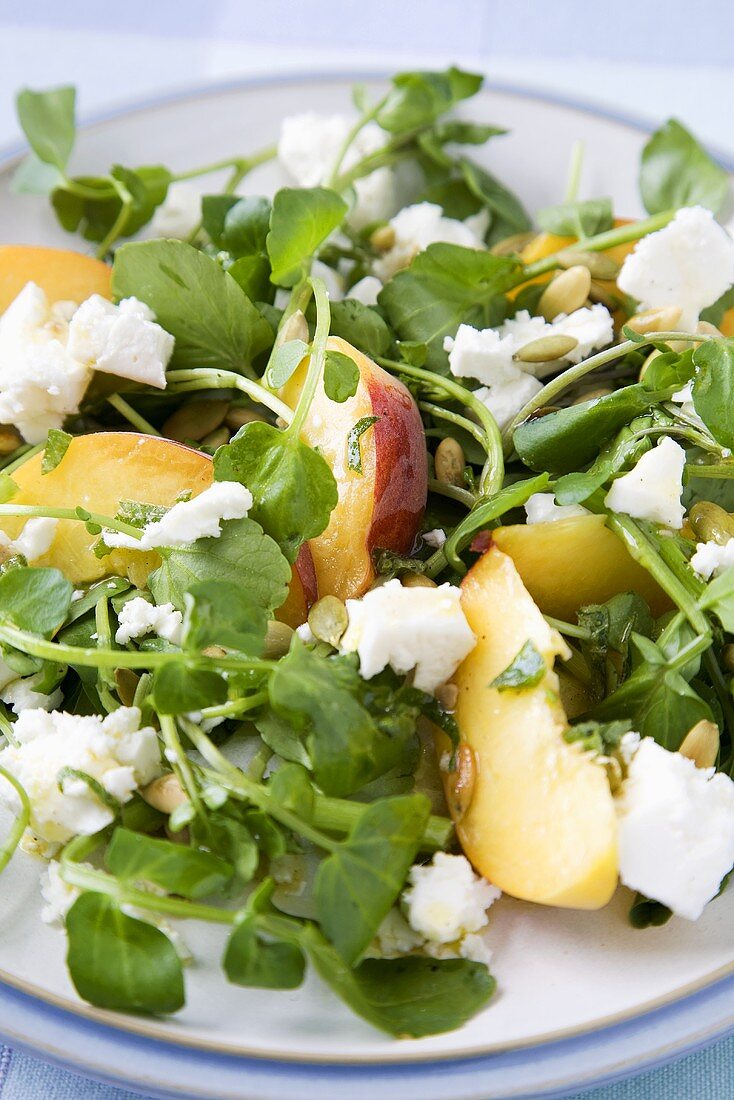 Brunnenkressesalat mit Pfirsichspalten und Feta