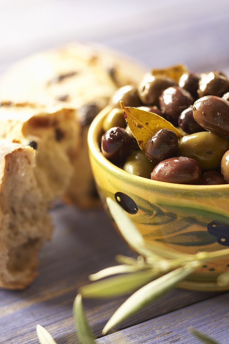 Schale mit eingelegten Oliven und Brot