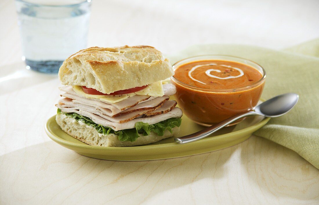 Sandwich mit Putenschinken und Tomatensuppe