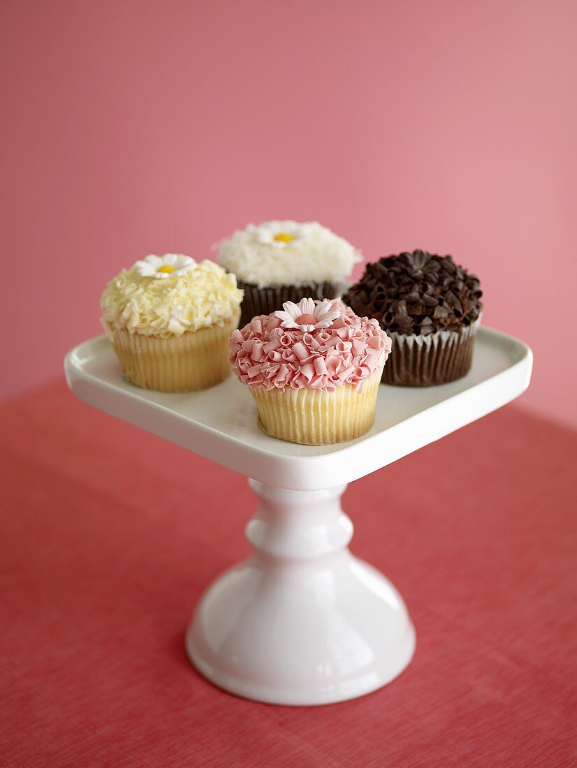Vier Cupcakes auf einer Platte