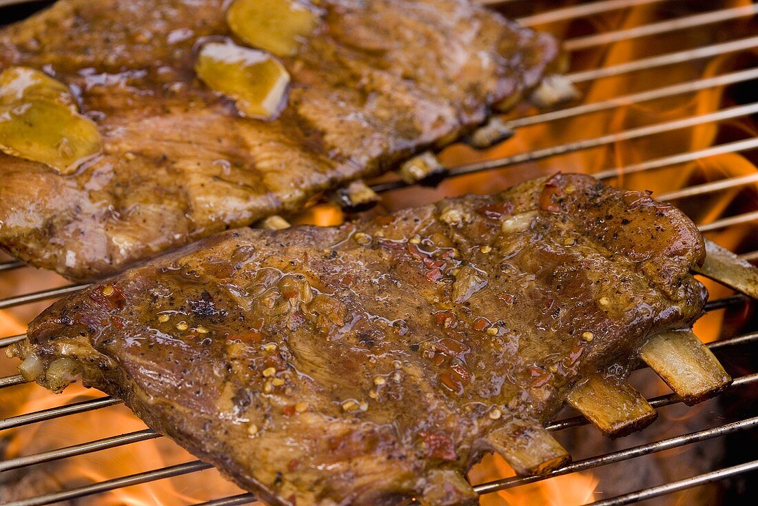 Spare Ribs auf einem Holzkohlegrill