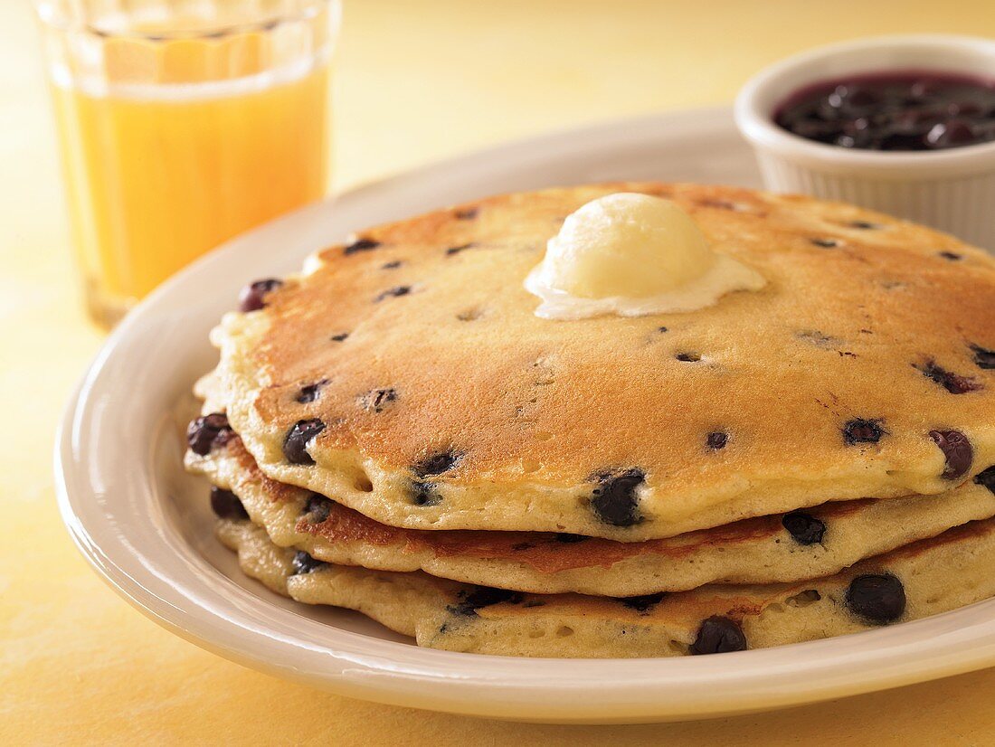 Heidelbeerpancakes mit Butter, Orangensaft (USA)