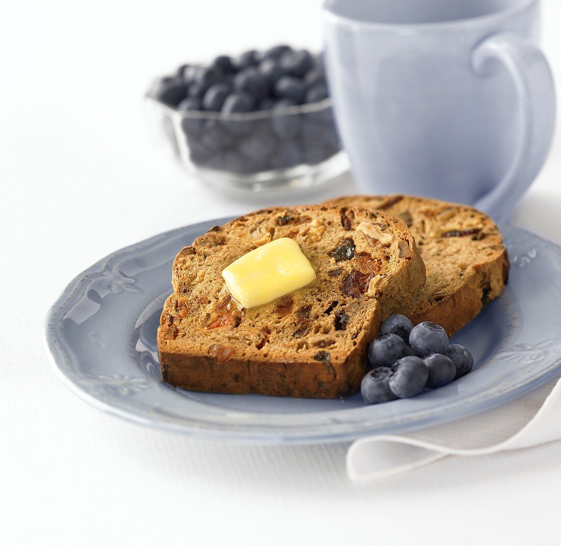 Früchtebrot mit Butter und Heidelbeeren zum Frühstück (USA)