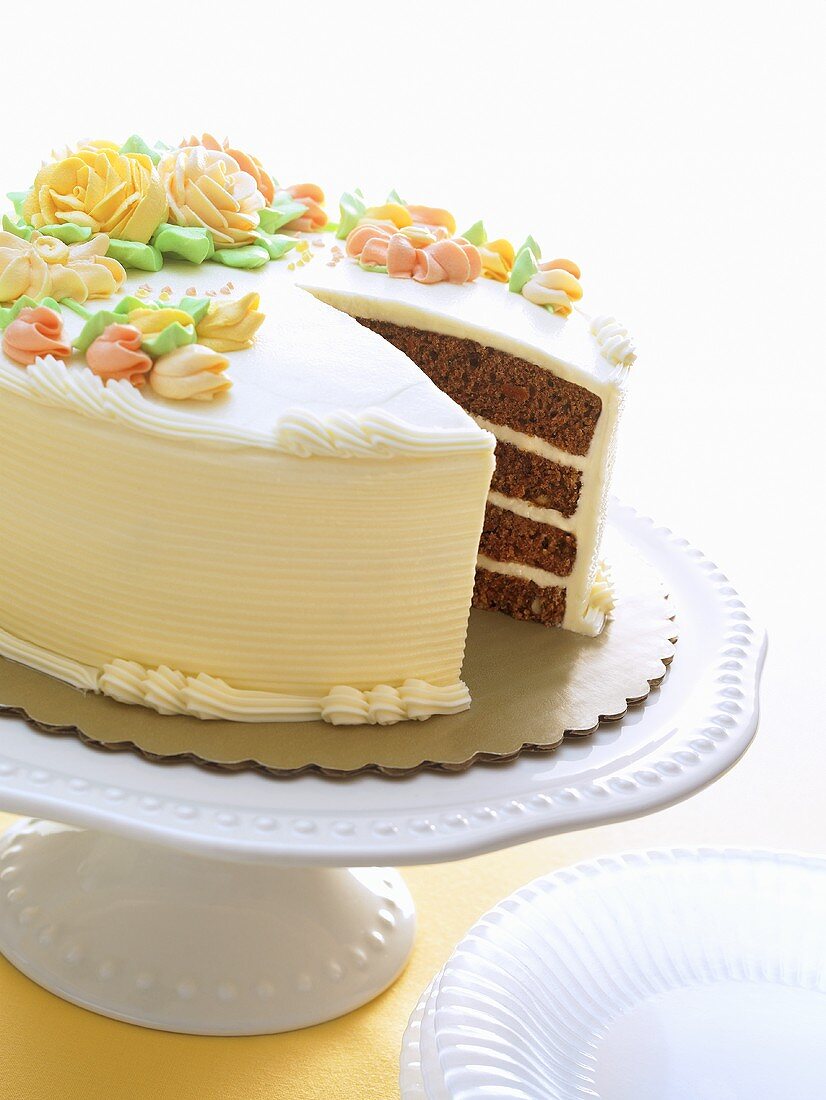 Möhrentorte mit Zuckerblüten, angeschnitten