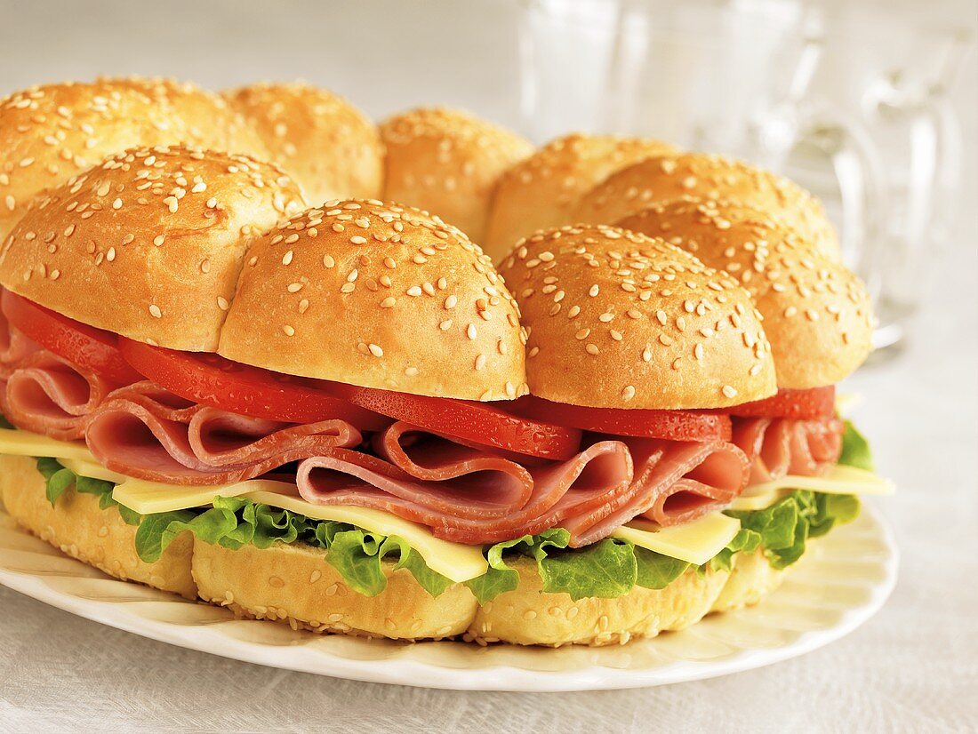 Schinken-Käse-Sandwich mit Tomatenscheiben
