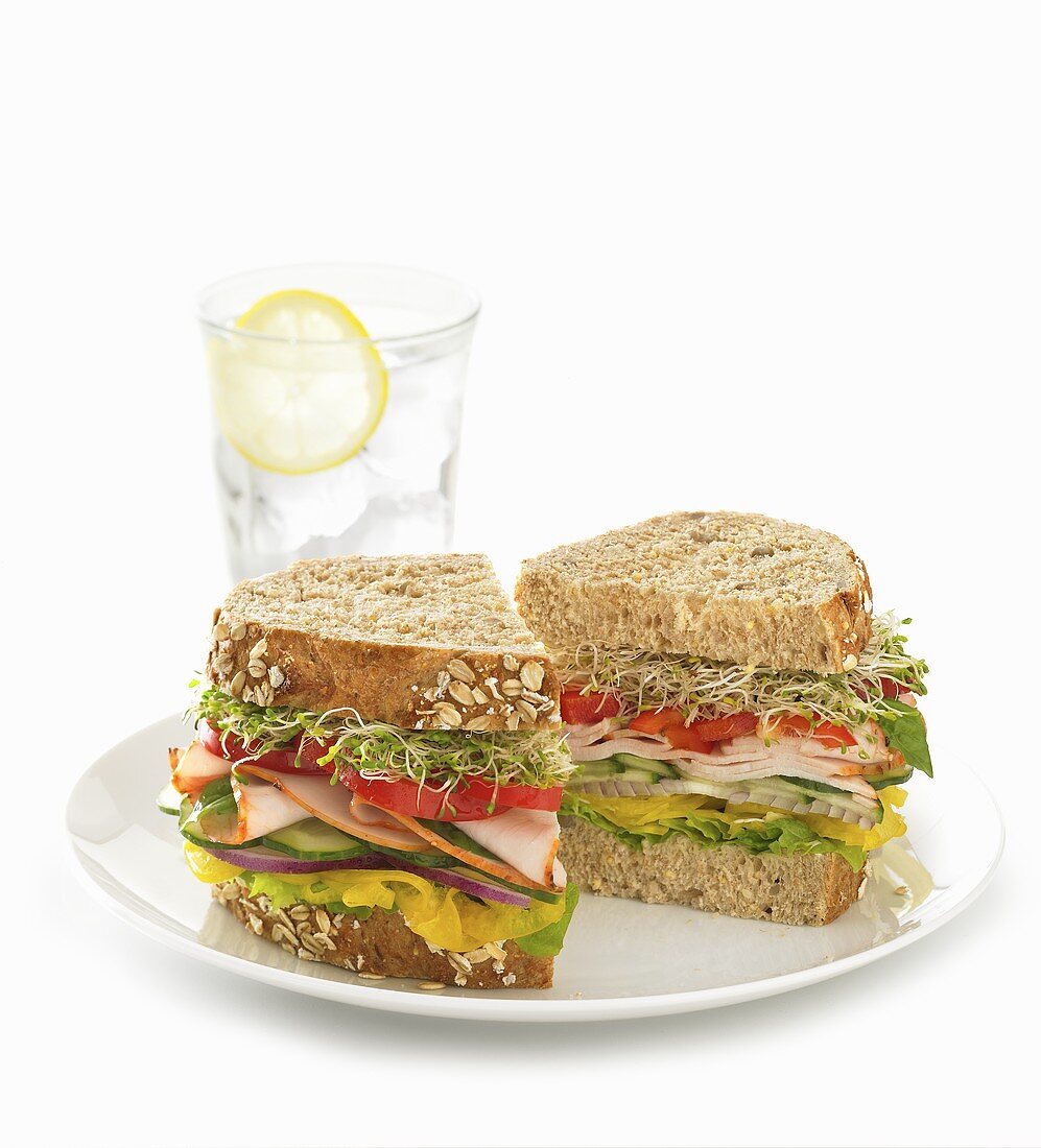 Mehrkornbrot-Sandwiches mit Putenschinken und Gemüse