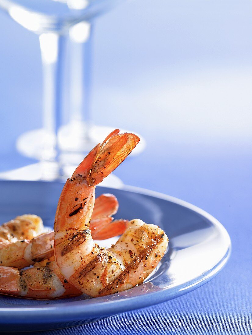 Gegrillte Shrimps auf blauem Teller