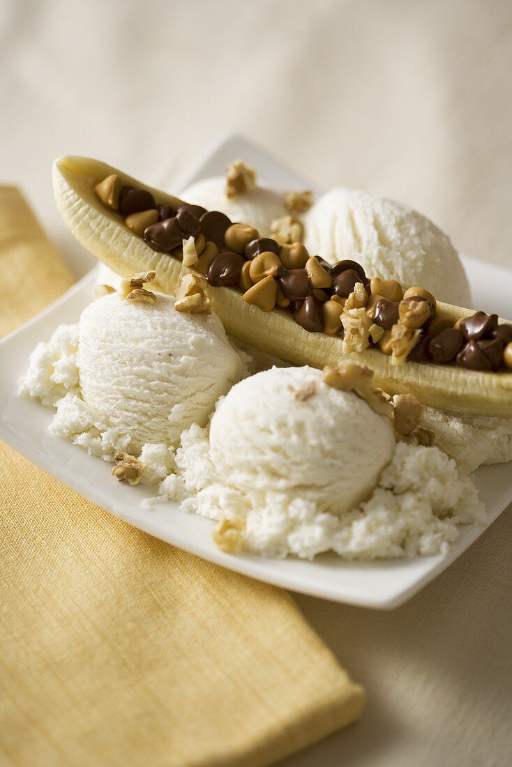 Bananenboot mit Schokoladen und Erdnüssen und Eis