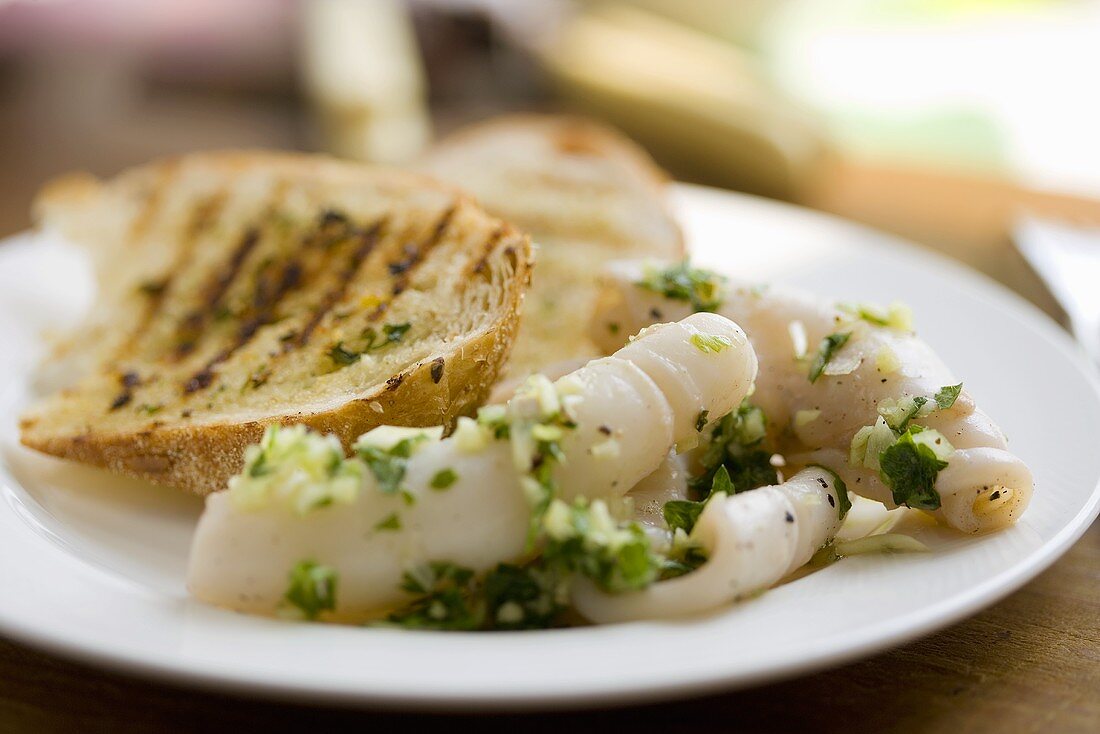 Tintenfische mit Kräutern und gegrilltem Knoblauchbrot