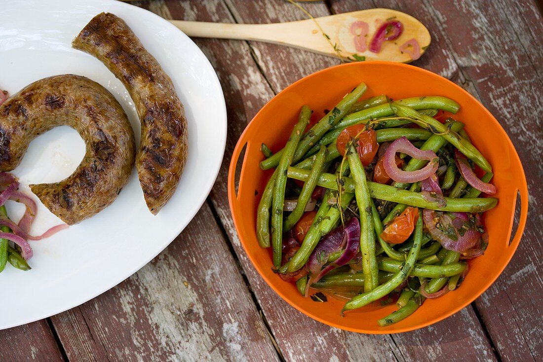 Bohnensalat und gegrillte Würste