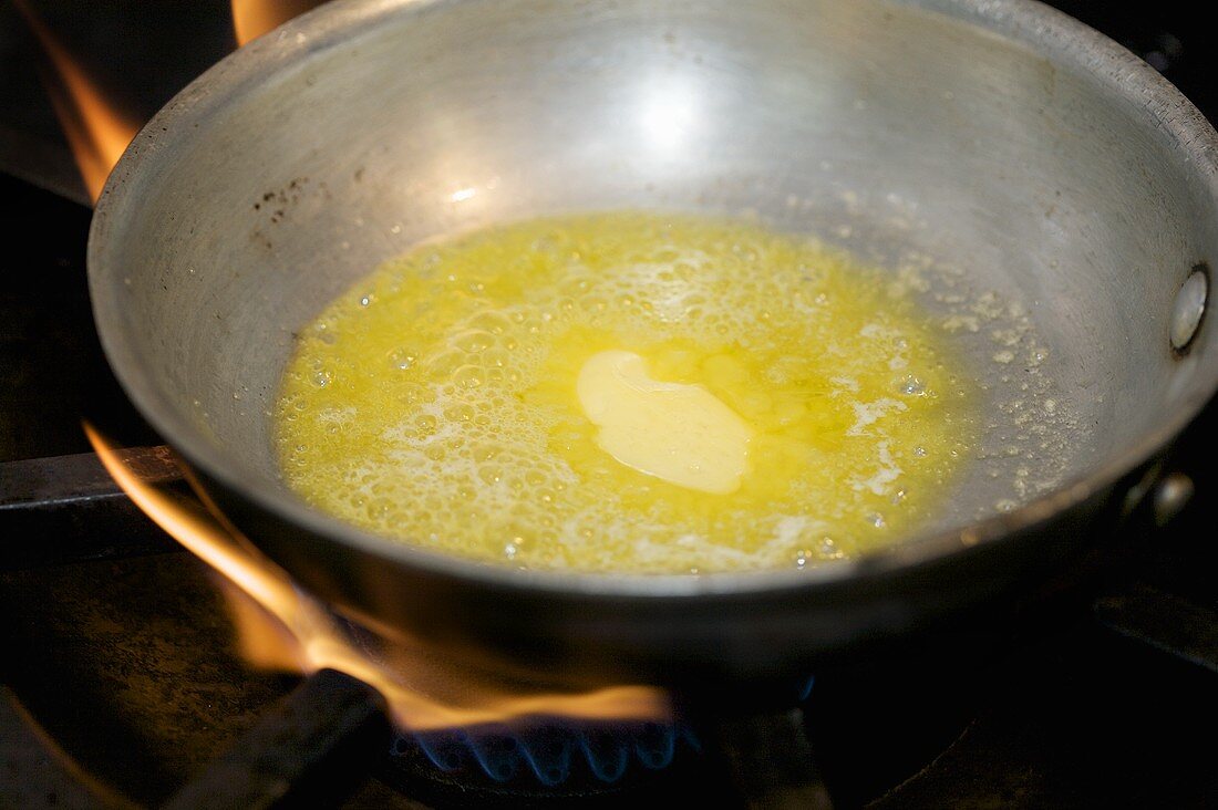 Butter in der Pfanne schmelzen