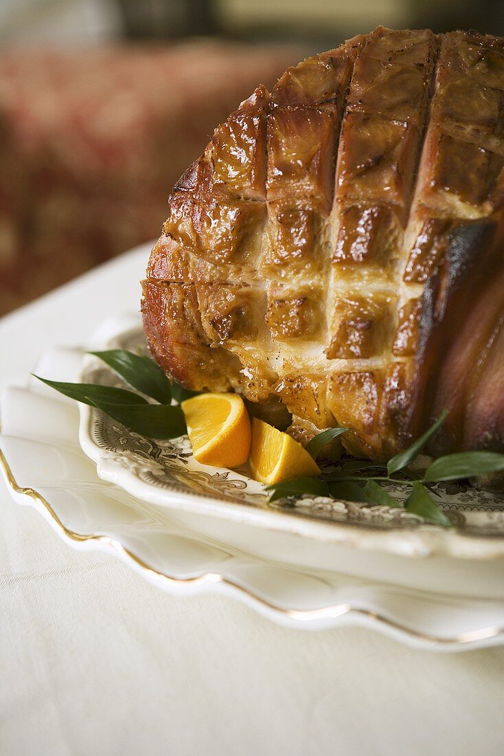 Schinkenbraten auf Servierplatte (Close Up)