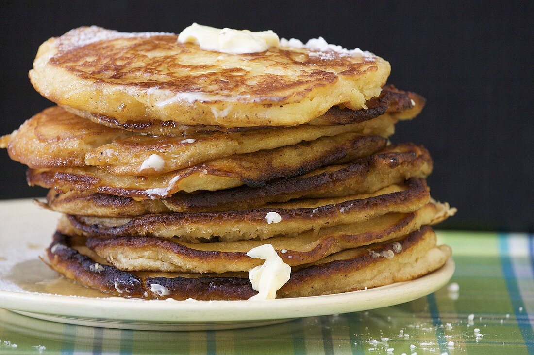 Gestapelte Pancakes mit Butter (USA)