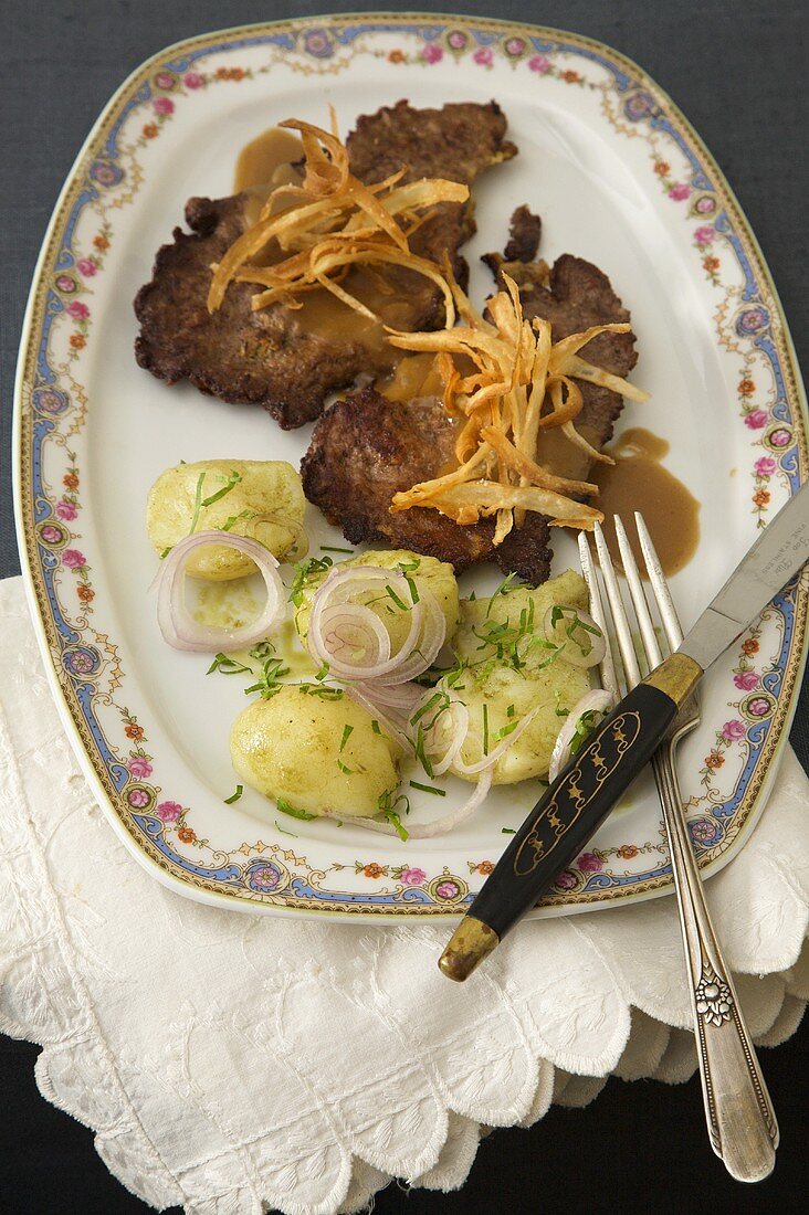Zwiebelrostbraten en Kartoffelsalat; Austrian Style Steak with Potato Salad