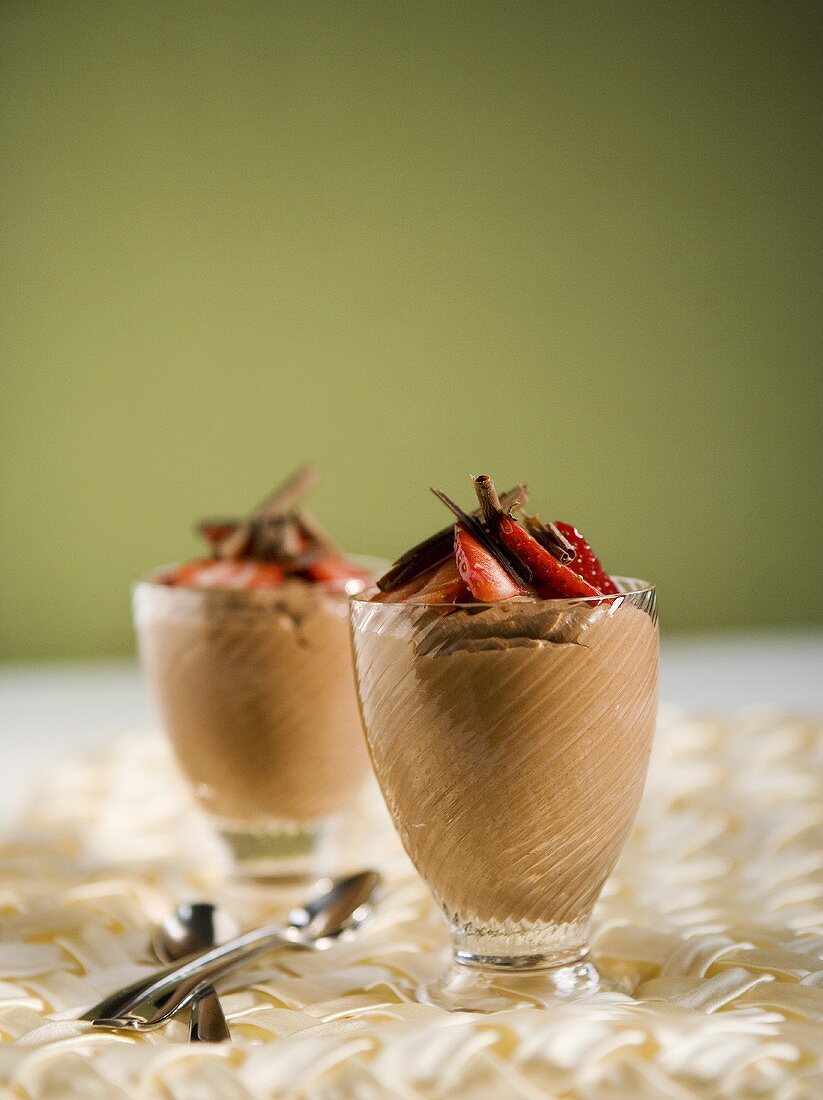 Schokoladenmousse mit Erdbeeren in zwei Gläsern