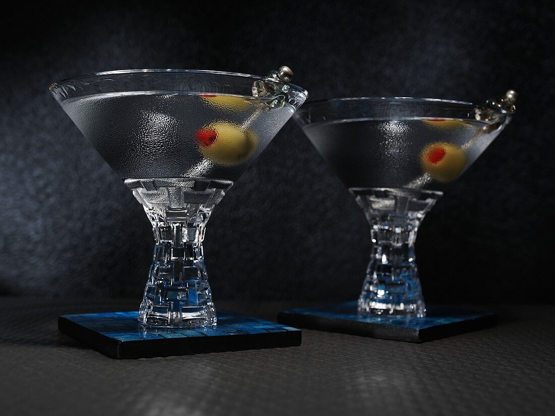 Zwei Gläser Martini mit Olive