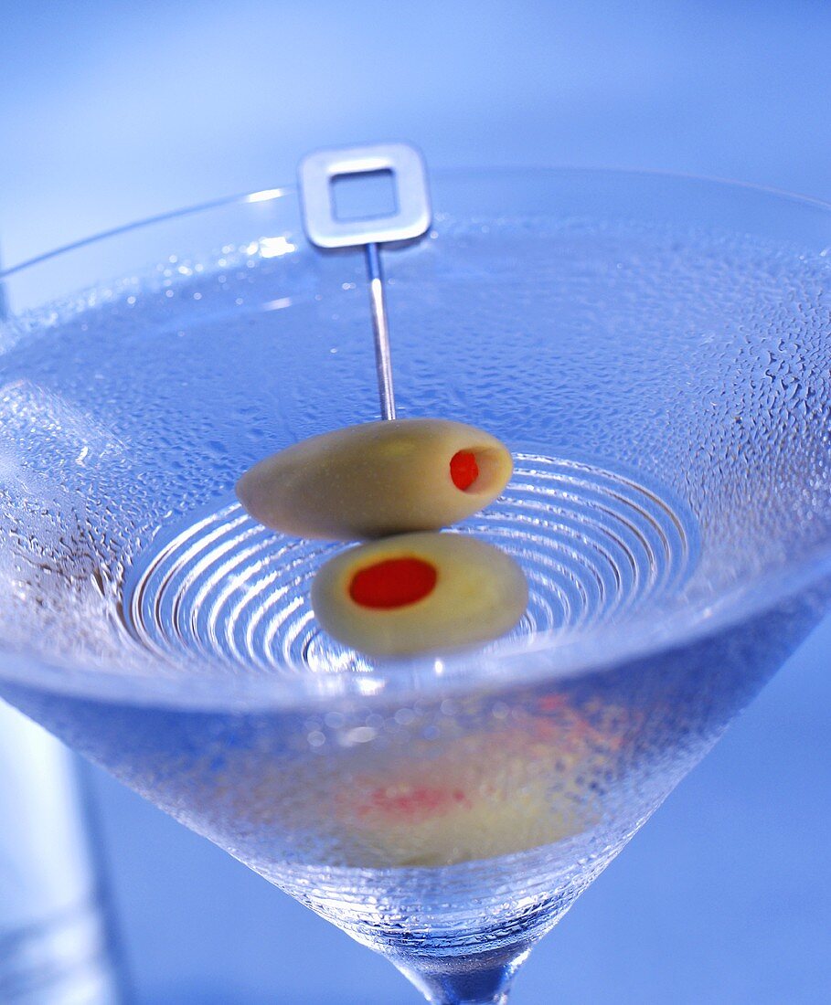 Ein Glas Martini mit Oliven