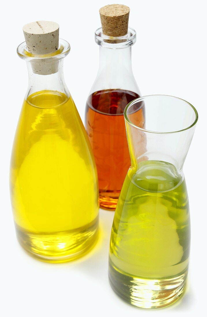 Drei verschiedene Ölsorten in Glaskaraffen
