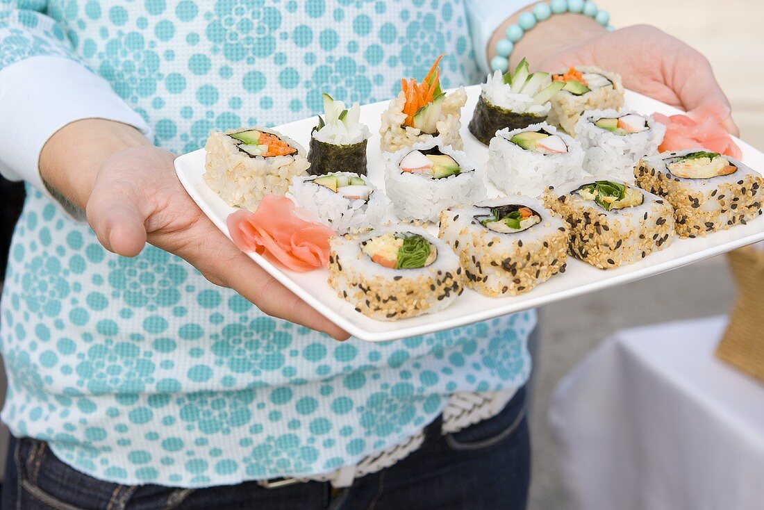 Person hält Sushi-Platte